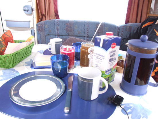 Erstes Frühstück im eigenen Wohnwagen