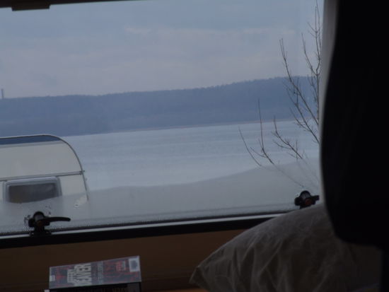 Blick aus dem Bett hinaus auf den See - leider noch wolkenverhangen