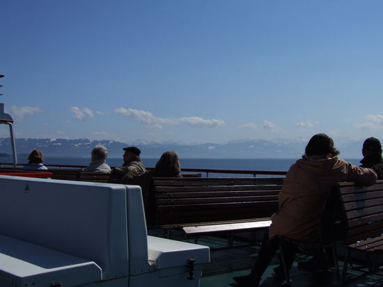 Blick von Deck aus auf die schneebedeckten Berg am Schweizer Ufer des Bodensees