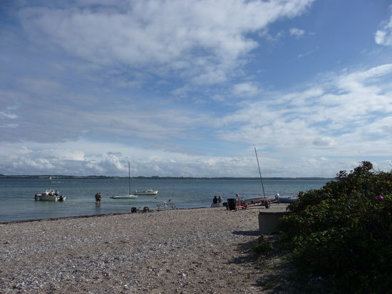 Hier noch ein paar Eindrücke vom Strand direkt am Campingplatz