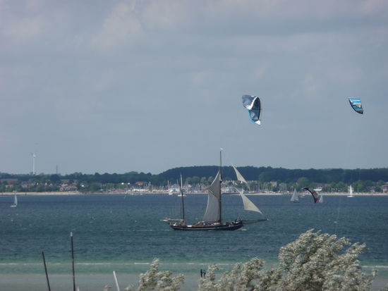 Und der Blick aus dem Strandkorb im Café auf die Förde