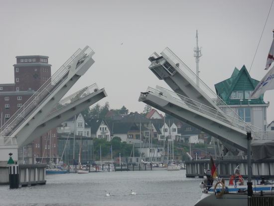 Die Klapp-Brücke über die Schlei öffnet sich für die Segler