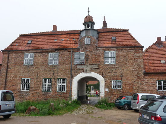 Gut Ludwigsburg - Der Eingang von der Straße aus hat einen morbiden Charme