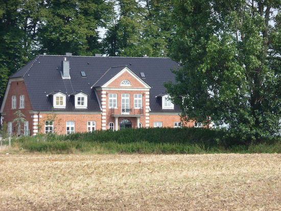 Immer wieder passieren wir herrschaftliche Landgüter entlang der Radtour