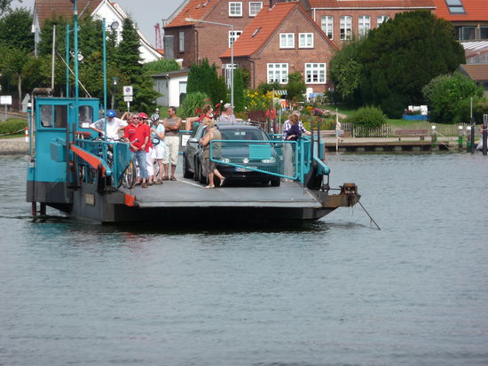 Die Fähre bringt Autos, Fußgänger und Radler über die Schlei