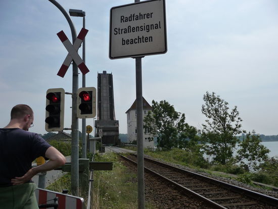 Die Straßen-/Eisenbahn-Klappbrücke bei Lindaunis bringt uns wieder ans andere Schlei-Ufer