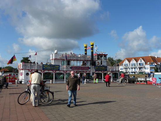 Der Hafen auf der Boddenseite und der Schaufelrad-Dampfer "Baltic Star"