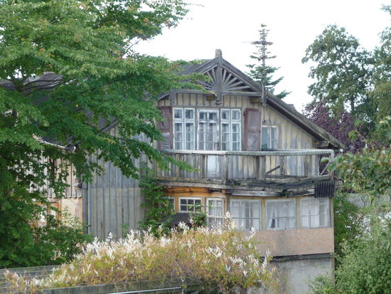 So können alte Villen auf Zingst in zweiter Reihe aussehen. Einige wenige sind noch nicht renoviert