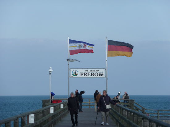 Steife Brise auf der Seebrücke von Prerow