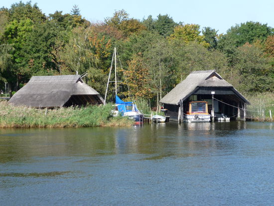 Und die Fischerkaten im Hafen auf der Boddenseite