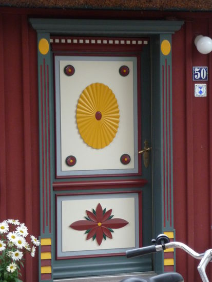 Eine der vielen schönen Darßer Haustüren