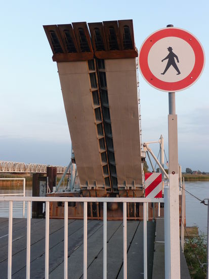 Die Meiningen-Brücke öffnet sich für den Schiffsverkehr