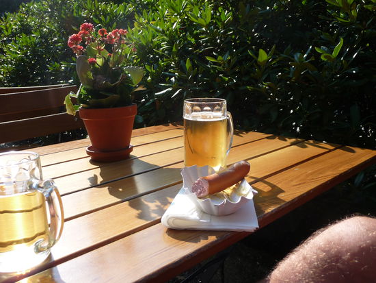Verdiente Radlerpause im Biergarten