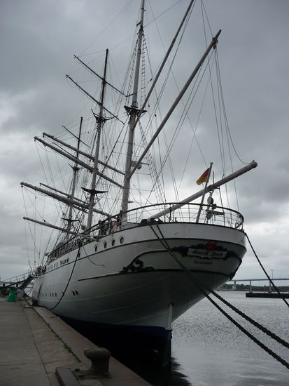Die Gorch Fock I (Vorgänger des heutigen Segel-Schulschiffes Gorch Fock) liegt hier in Stralsund vor Anker und kann besichtigt werden.