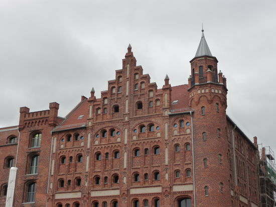 Backstein-Bauten all überall. Auch hier am Hafen von Stralsund