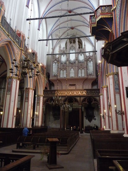 Ein Blick hinein in die Nikolai-Kirche mit ihrer imposanten Orgel