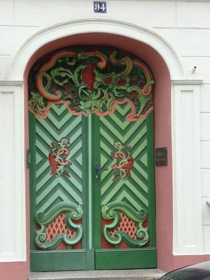 Wunderschöne Eingangstüren findet man auch in Stralsund häufig