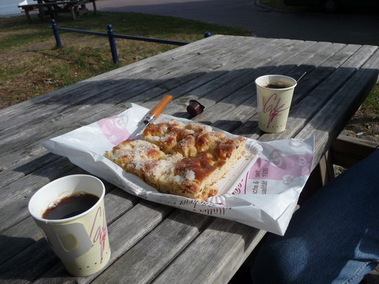 So lässt sich's leben: spontaner Imbiss auf dem Wochenmarkt von Dierhagen