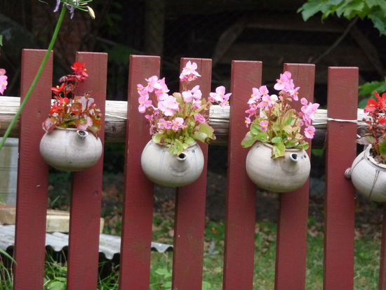 Teekannen zweckentfremdet im Garten der "Teeschale" in Prerow