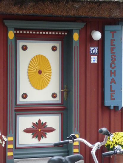 Eine der vielen schönen Darßer Türen an der "Teeschale"