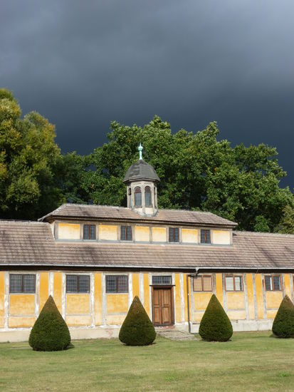 Dunkle Regenwolken ziehen über der Schlossanlage auf
