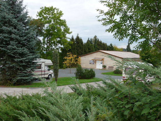 Das Sanitärgebäude des Campingplatzes "Nikolsdorfer Berg" bei Königstein. Außen zwar so-lá-lá, innen aber pico-bello!