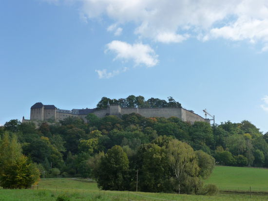Erster Blick auf die "Rückansicht" der Festung Königstein vom Wanderweg aus gesehen