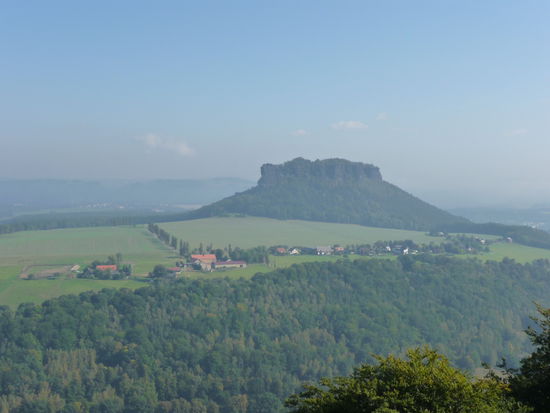 ... und auf die markanten Tafelberge der Sächsischen Schweiz Lilienstein und Pfaffenstein