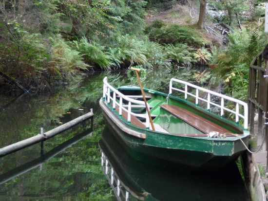 Mit diesem Kahn ging es nun durch die enge Klamm