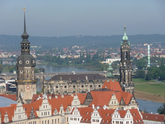 Die Hofkirche und das Residenzschloss
