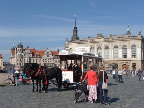 Nostalgische Pferde-Droschken für die Stadtrundfahrt