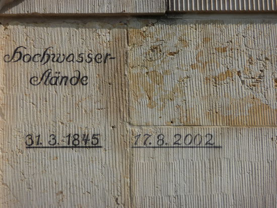 Hochwasser-Markierungen zeigen den Stand des Elbhochwassers 2002