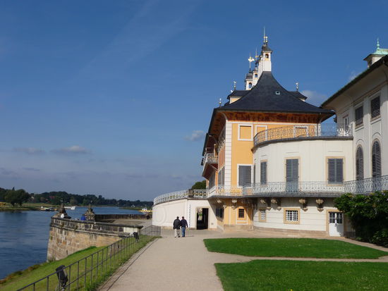 Nochmal das Wasserpalais und auch die Elbe davor