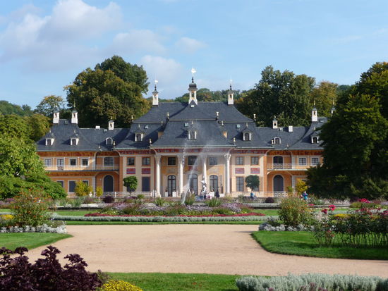 Das Bergpalais auf der gegenüberliegenden Seite des Lustgartens