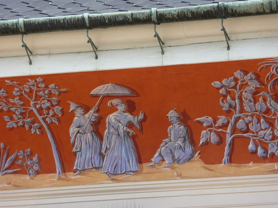 Chinesische Malereien an den Fassaden entführen nach Asien