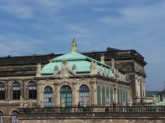 Im Semperbau des Zwingers befindet sich die Galerie der Alten Meister. Innenaufnahmen waren hier nicht gestattet. Ebenso wie im historischen grünen Gewölbe im Residenzschloss