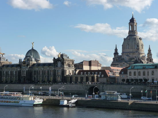 Blick vom Biergarten aus auf die Skyline von Dresden. Einfach wunderschön