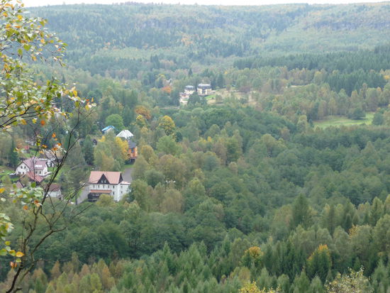Blick von der Grenzplatte auf das tschechische Ostrov