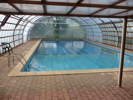 Überdachter Pool am Campingplatz