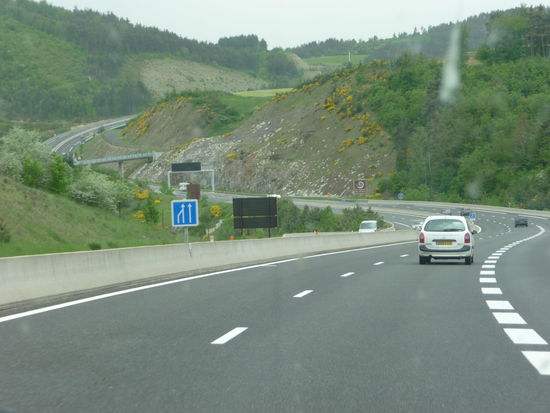 Die mautfreie A75 gehört wohl zu einer der "Traumstraßen" Frankreichs.