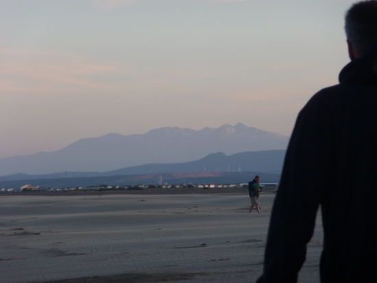 Abendspaziergang am Strand mit Blick auf den Pic den Canigou