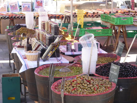 Markttag in Gruissan - hier gibt's die weltbesten Oliven 