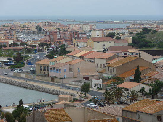 Blick von der Ruine hinunter auf den moderneren Teil von Gruissan