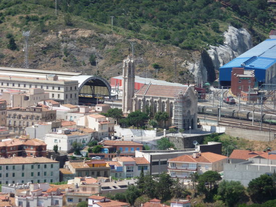 Portbou und der Grenzbahnhof, in dem der Zugverkehr von französischer Normalspur auf spanische Breitspur wechselt.