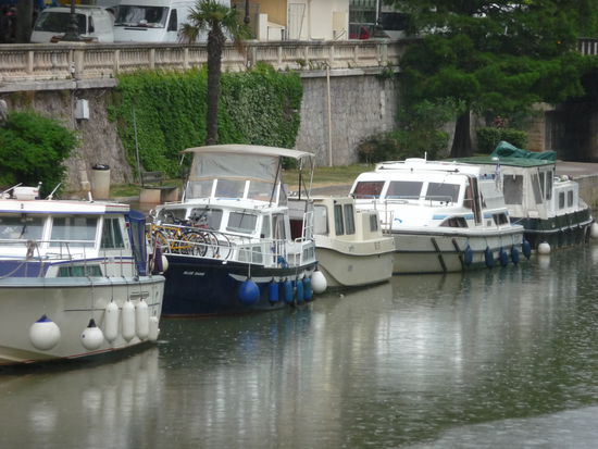 Hausboote am Canal de la Robine mitten in Narbonne