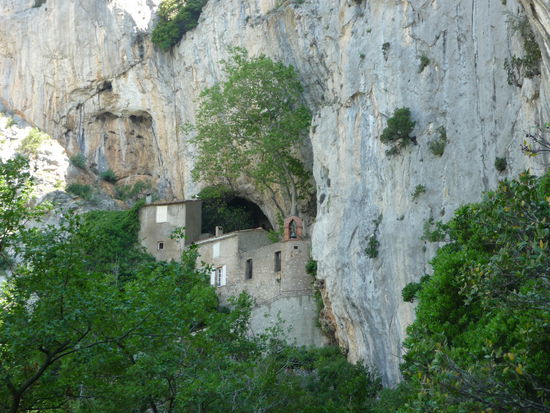 Die Platane wächst scheinbar aus dem Fels und spendet der Einsiedelei Schatten.