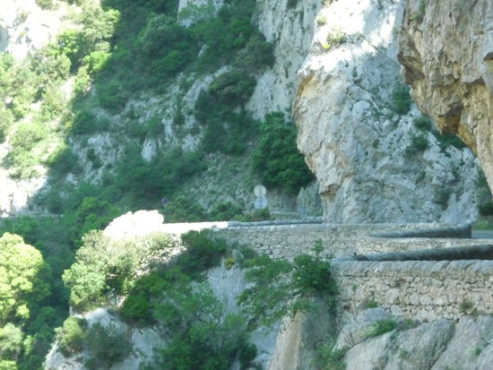 Auf kurvigen, engen Straßen durch die Gorges de Galamus