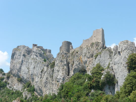 Das Château de Peyrepertuse thront wie ein Adlernest auf einem Bergkamm in 800 Metern Höhe