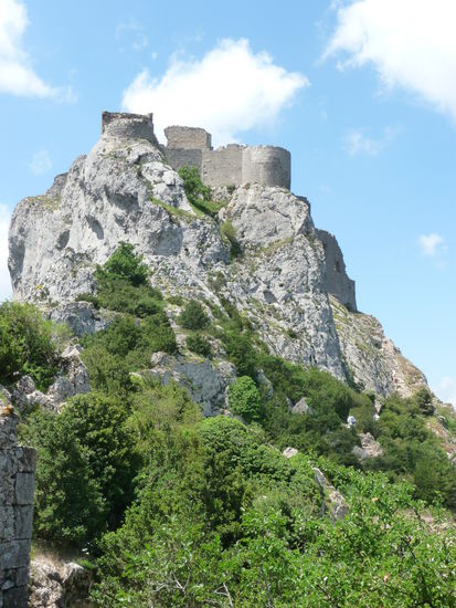 Blick von der tiefer liegenden, älteren "Unterburg" hinauf zum jüngeren Château St. Georges