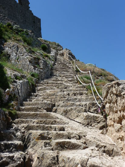 Diese schwindelerregende Felsentreppe führt hinauf zum "jüngeren" Teil der Burganlage.